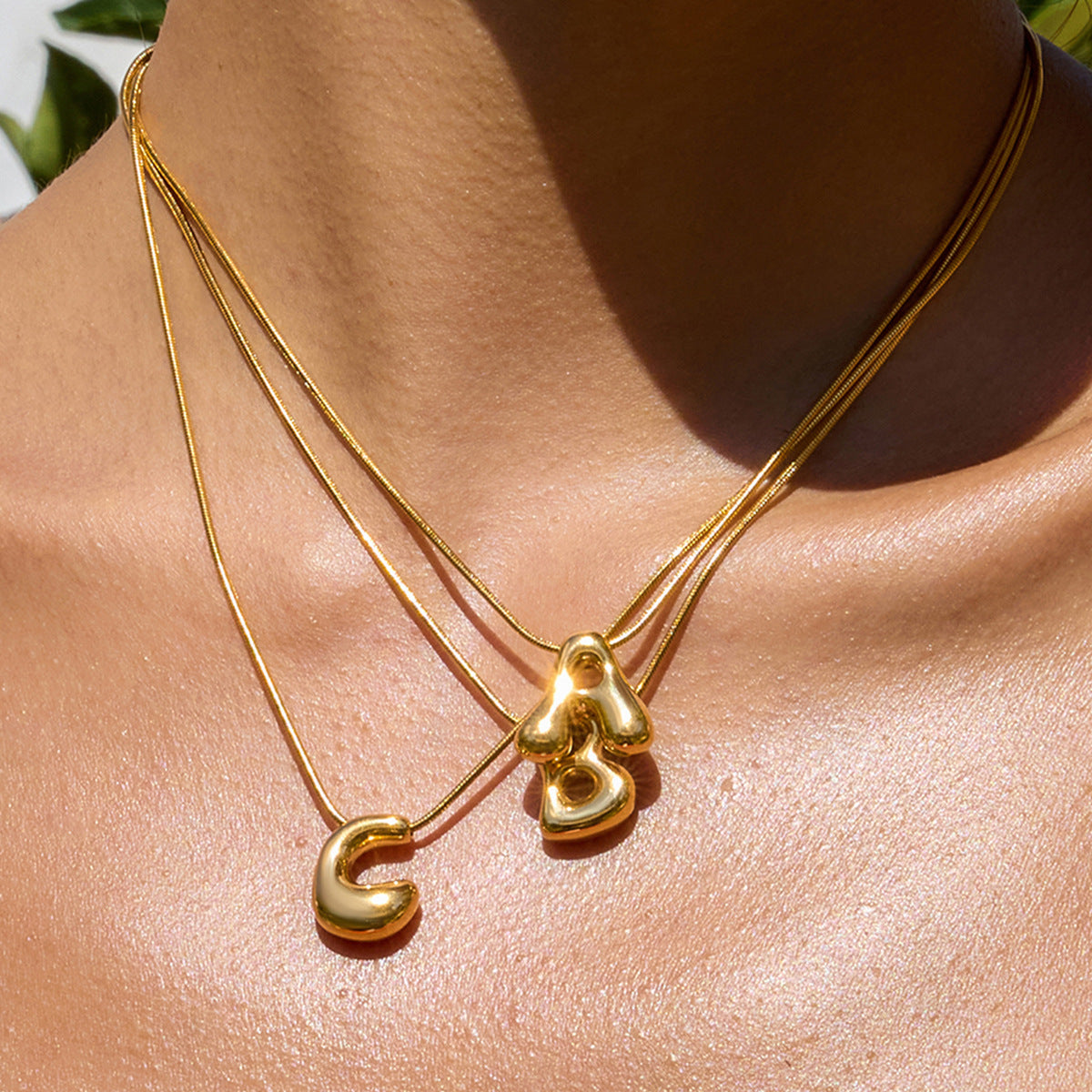 Collana da Donna con Ciondolo a Lettera Geometrica Minimalista in Acciaio al Titanio Placcato