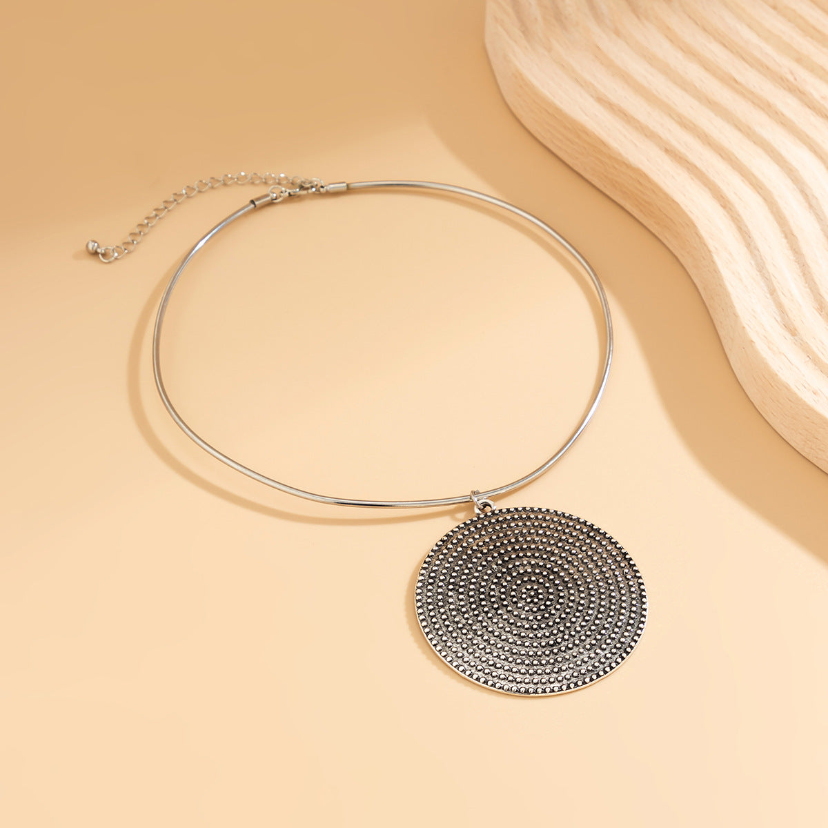 Gargantilla de aleación geométrica minimalista con colgante roscado y estética minimalista moderna