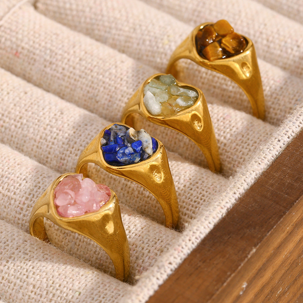 Anello da donna a forma di cuore in acciaio inossidabile ispirato al vintage con placcatura in oro 18 carati e strass in giada bianca