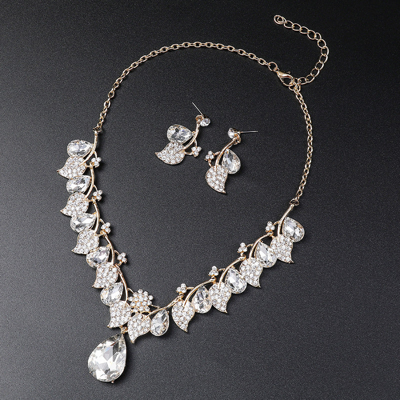 Vintage Ethnic Style Leaf and Teardrop Pendant Necklace Set for Women with Alloy Material and Electroplated Finish