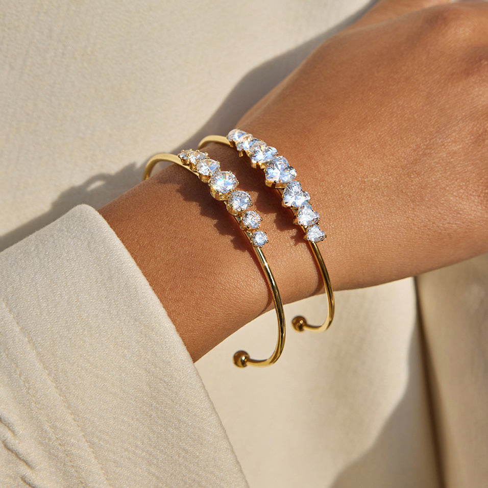 Bracciale a Cuore in Acciaio al Titanio con Inlay di Strass e Placcatura in Oro 18K, di Tendenza