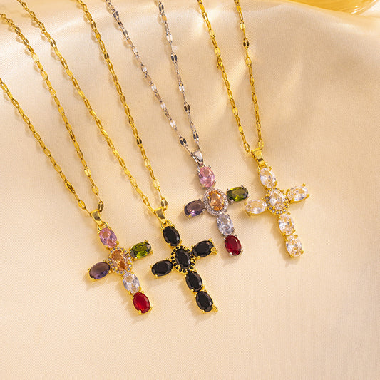 Collana con ciondolo a croce minimalista in acciaio al titanio con zirconia micro-pavé su catena ondulata da donna