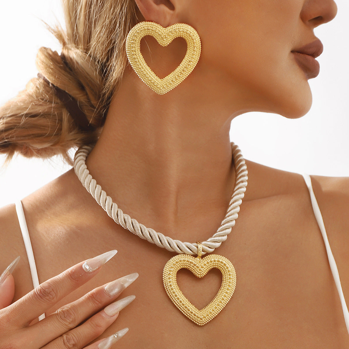 Conjunto de collar y pendientes de aleación con forma de corazón de concha personalizados con acabado galvanizado