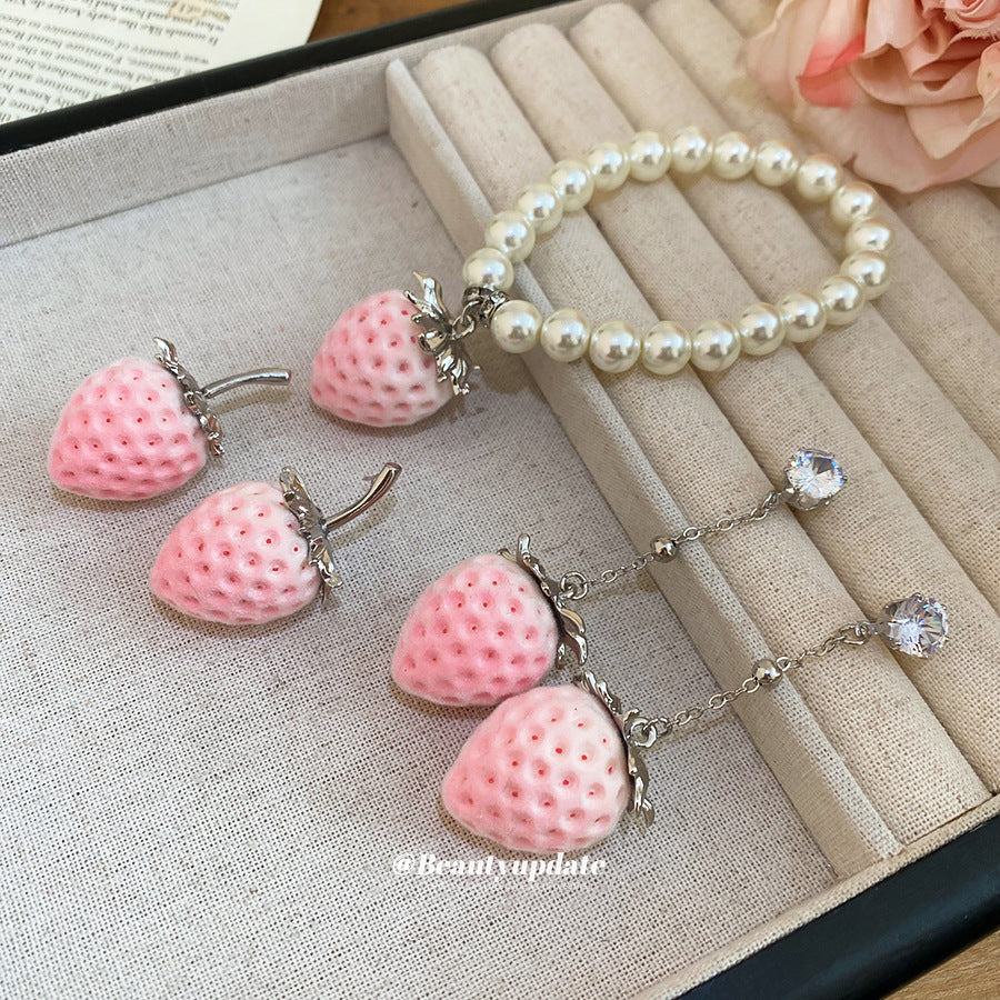 Elegante Conjunto de Pendientes de Resina con Forma de Fresa y Collar de Clavícula con Acabado Chapado para Mujer