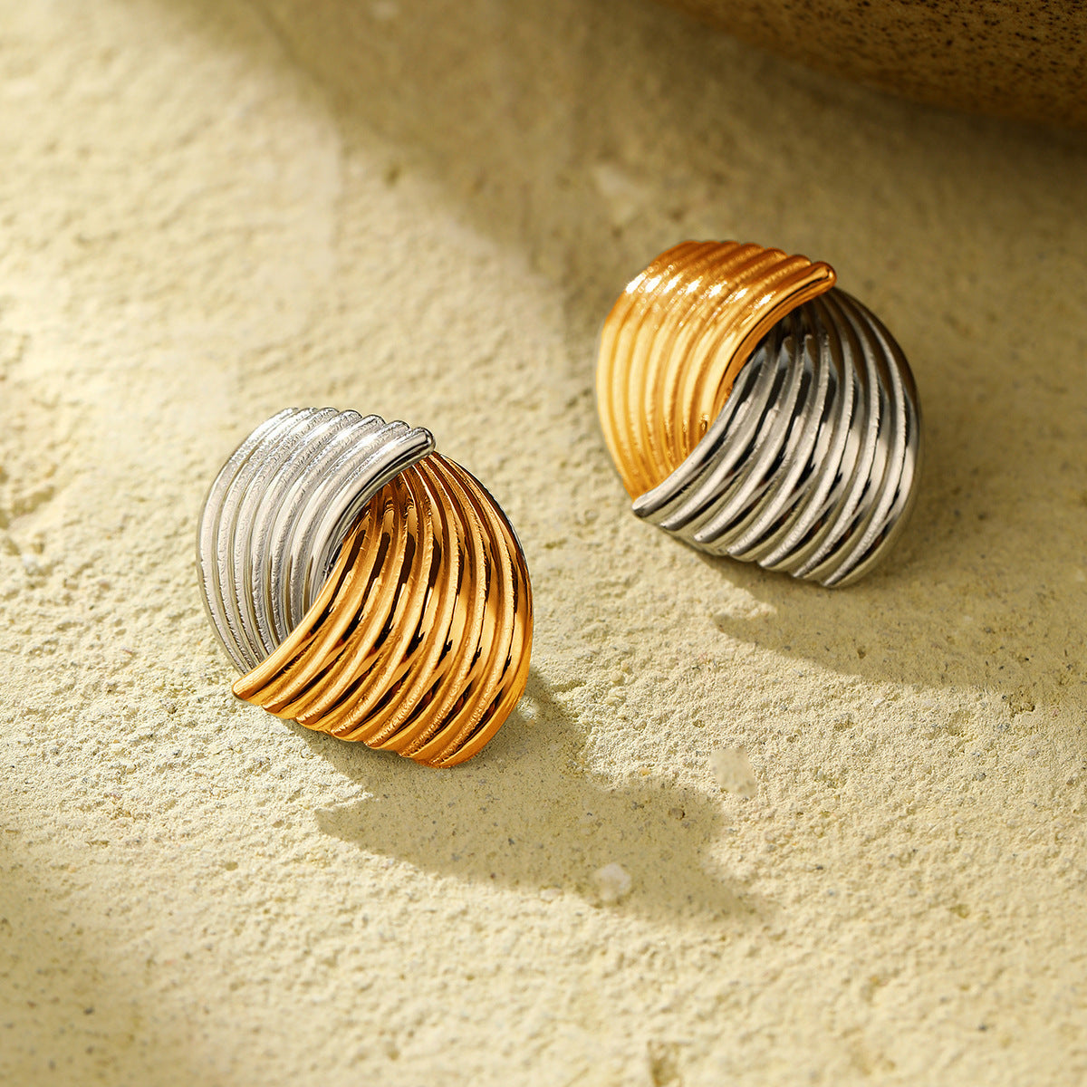 Pendientes geométricos de acero inoxidable de moda con chapado en oro de 18 quilates y textura a rayas para mujer