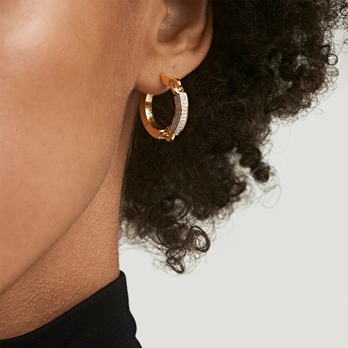 Orecchini a perno geometrici placcati in acciaio inossidabile con strass, da donna, con estetica minimalista di lusso