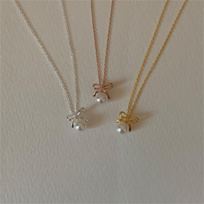 Collana con Perla a Fiocco Minimalista in Argento Sterling 925 con Design Geometrico e Placcatura Oro su Catena a Croce