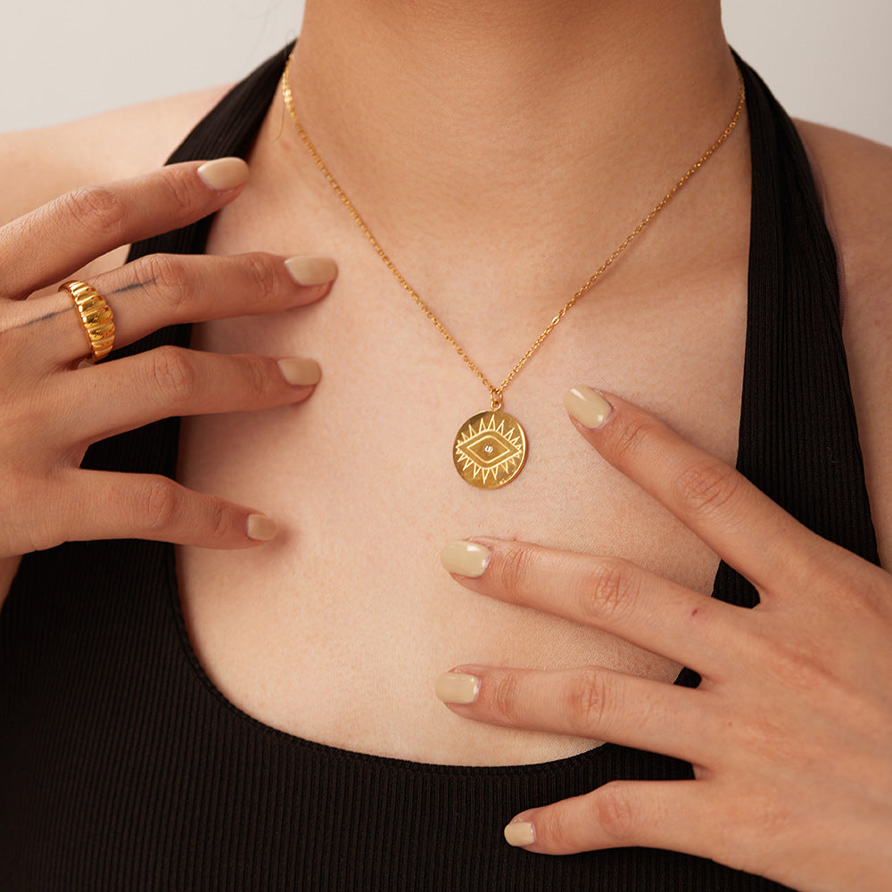 Collar con Colgante de Ojo de Demonio para Hombres y Mujeres — Dije de Zorro de Acero de Titanio Chapado en Oro de 18K en Cadena de Bolitas de Acero Inoxidable Ajustable