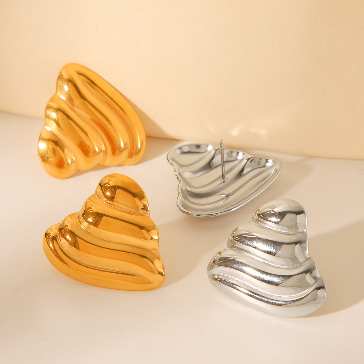 Pendientes minimalistas de acero inoxidable con forma de corazón y baño de oro de 18 quilates para mujer
