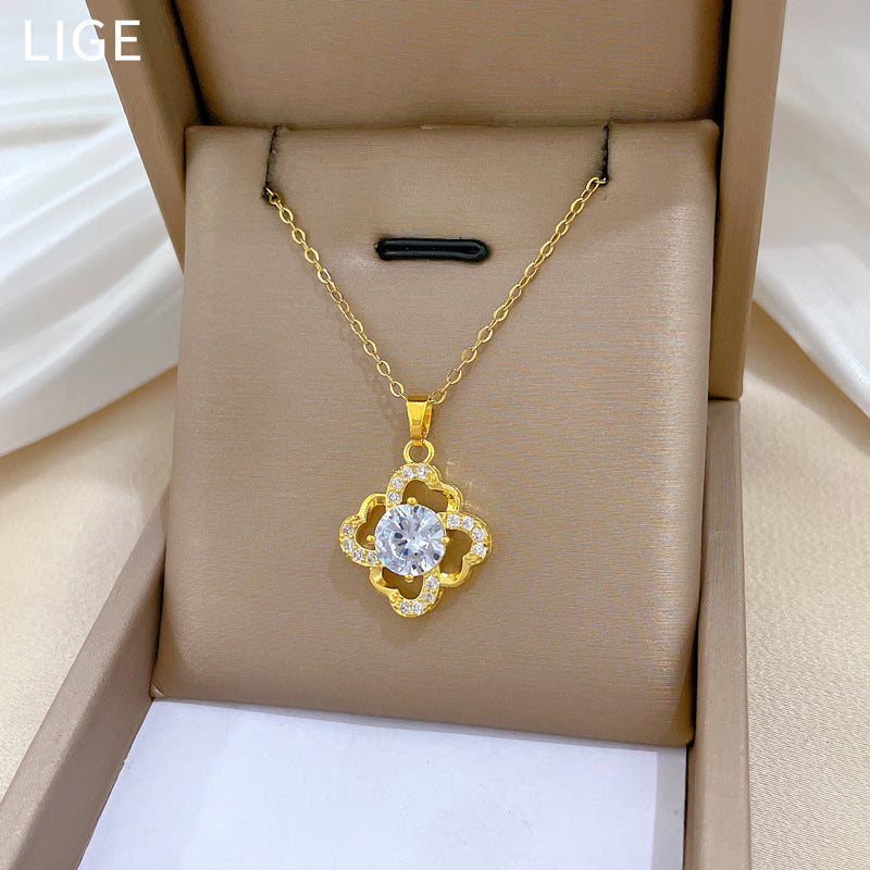 Collana pendente minimalista a quadrifoglio in acciaio al titanio con intarsio di strass su catena a O per donna e uomo