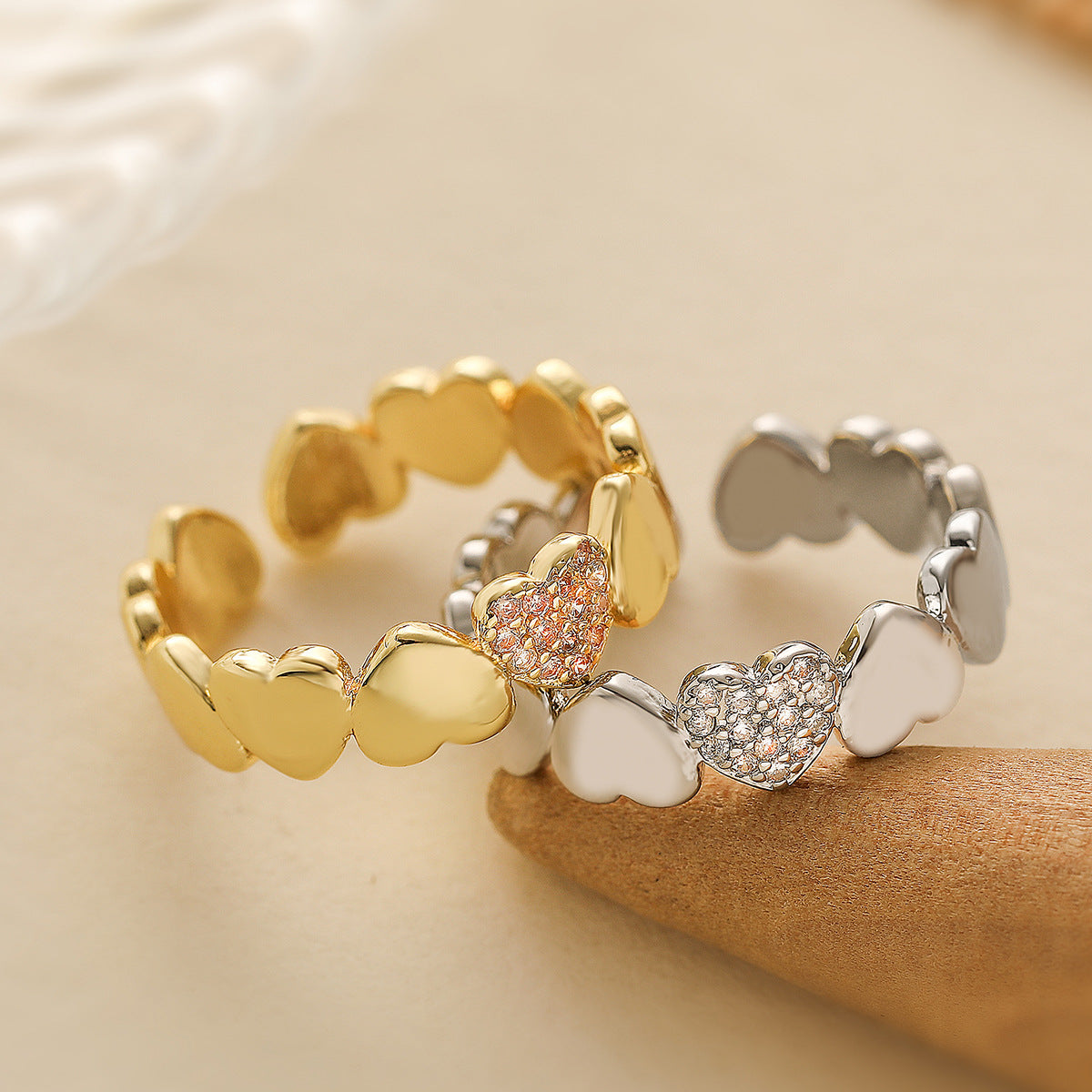 Anillo Minimalista Geométrico Corazón Abierto para Mujer en Cobre con Baño de Oro de 18K e Incrustaciones de Zirconia