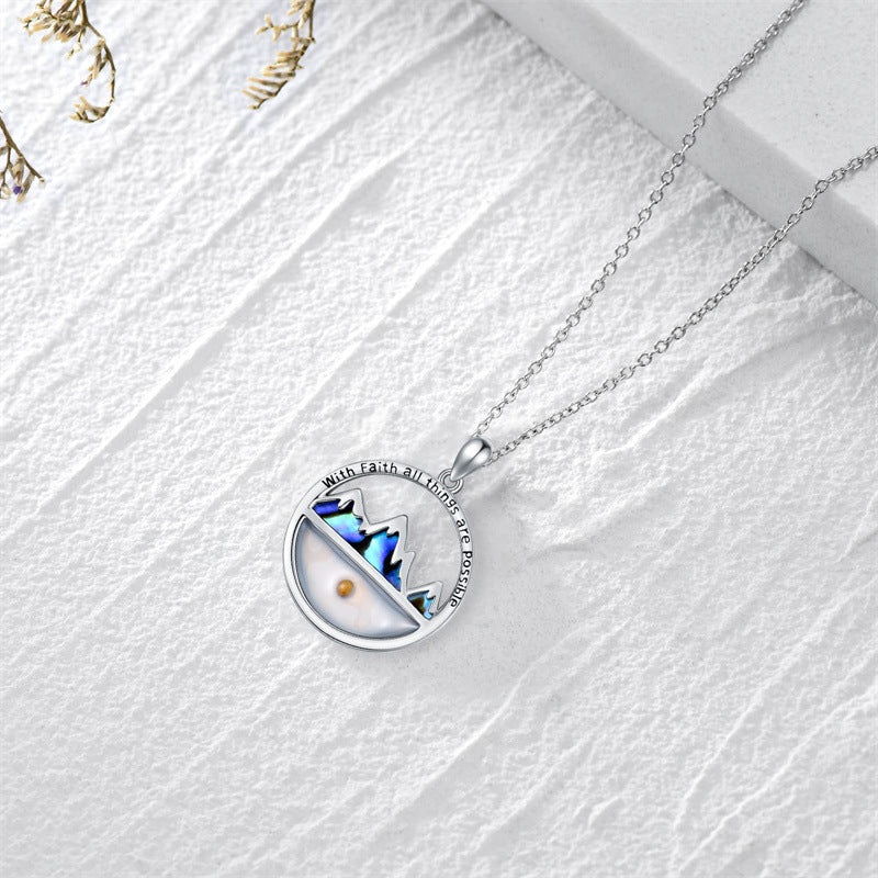 Collana con Ciondolo Rotondo a Collina Minimalista, Ispirata alla Fede, con Dettaglio Lettera in Acciaio Inossidabile e Acciaio al Titanio, Finitura Galvanizzata