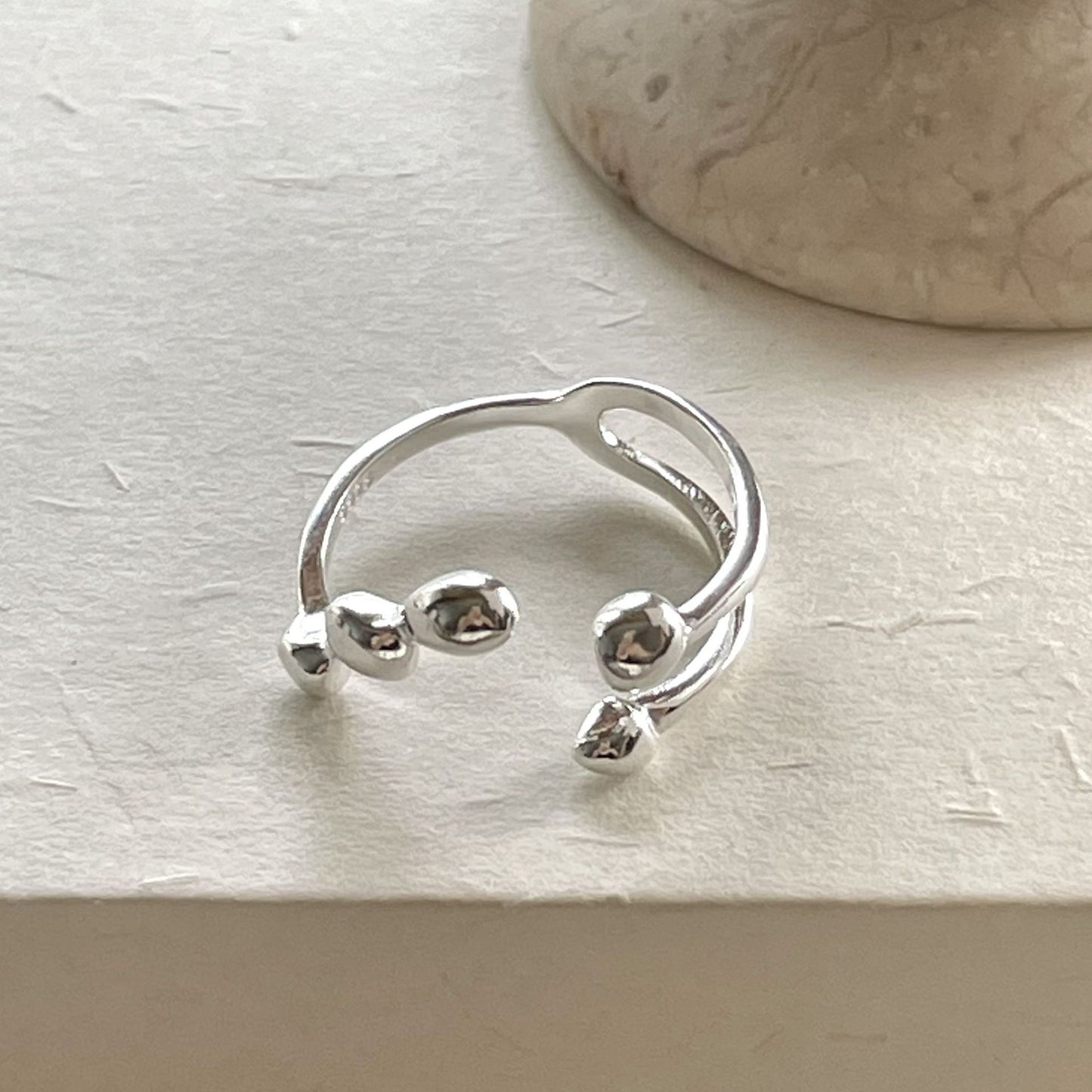 Anello aperto da donna in argento sterling 925 con forma geometrica irregolare minimalista e design a linee pulite