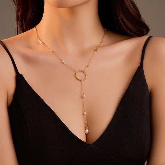 Elegante collana da donna in acciaio inossidabile con ciondolo a perla d'acqua dolce e lunga nappa, con catena regolabile