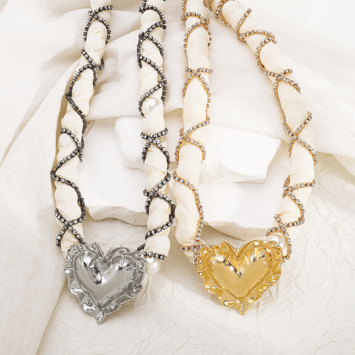 Collana con Ciondolo a Cuore Vintage con Strass, Catena in Lega e Tessuto Chiffon Impreziosito da Perle per Donna
