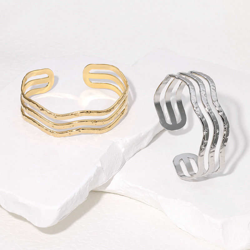 Pulsera Minimalista de Acero Inoxidable Ondulada con Baño de Oro de 18K para Mujer