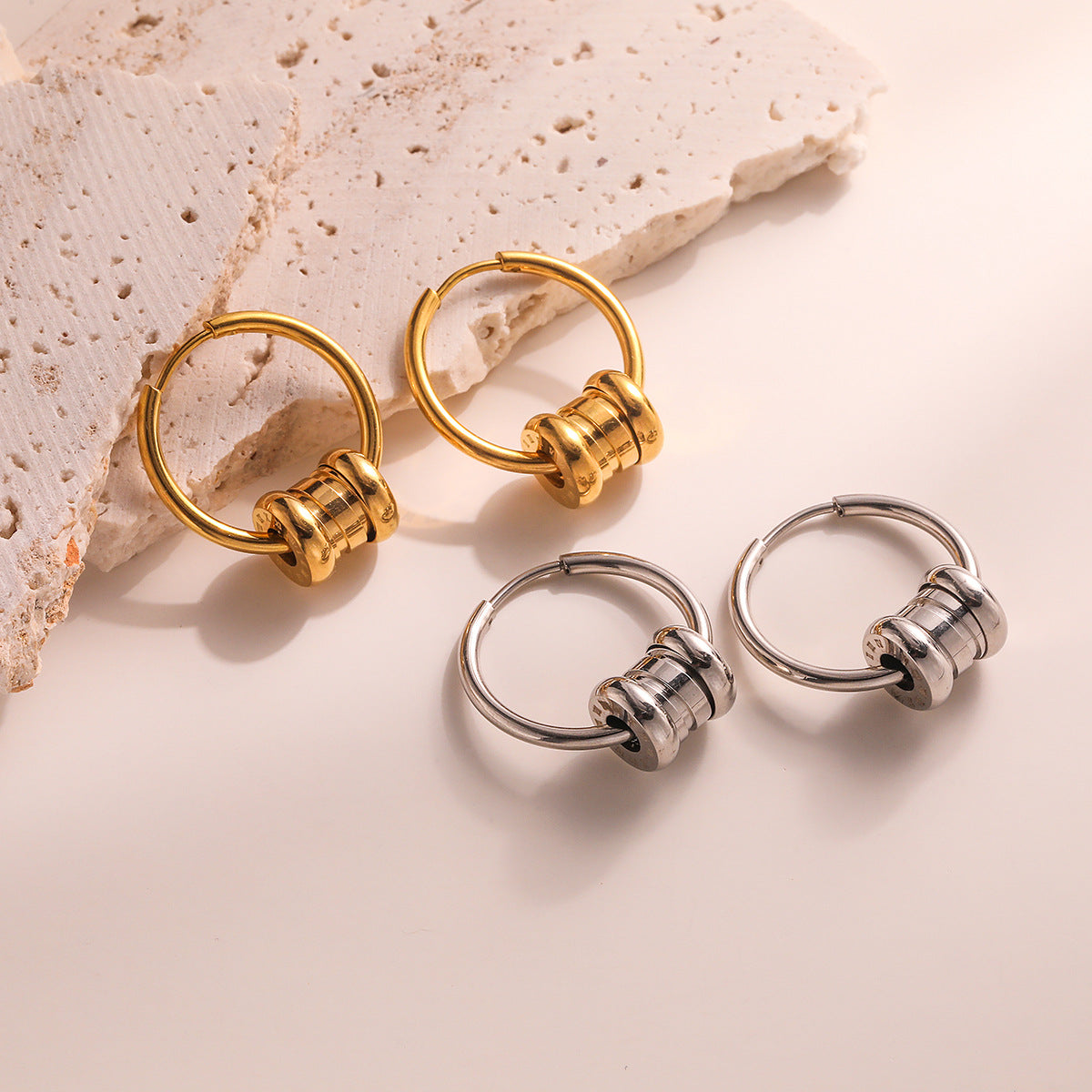 Orecchini a cerchio irregolari da donna in acciaio al titanio placcato oro 18 carati con micro pavé geometrico minimalista