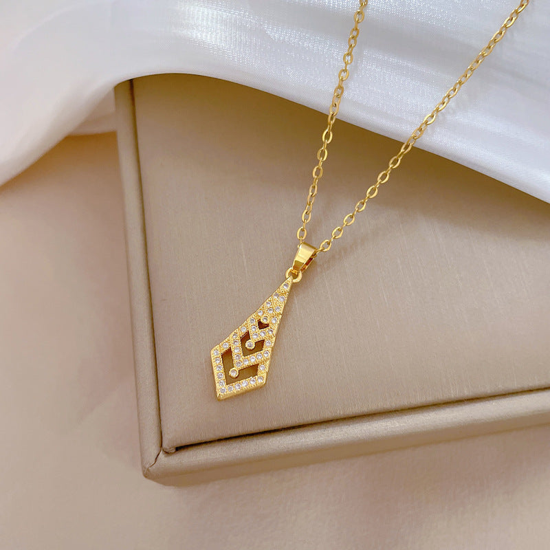Collana con Pendente Freccia Geometrica da Donna in Acciaio al Titanio con Intarsio di Strass Lussuosa Catena alla Clavicola