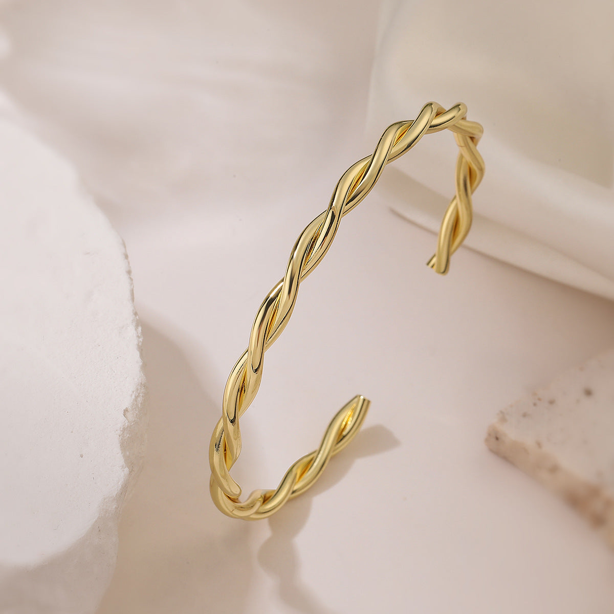 Bracciale Minimalista Attorcigliato in Rame per Donna Placcato Oro Vero, Design Geometrico Circolare, Accessorio di Moda Versatile
