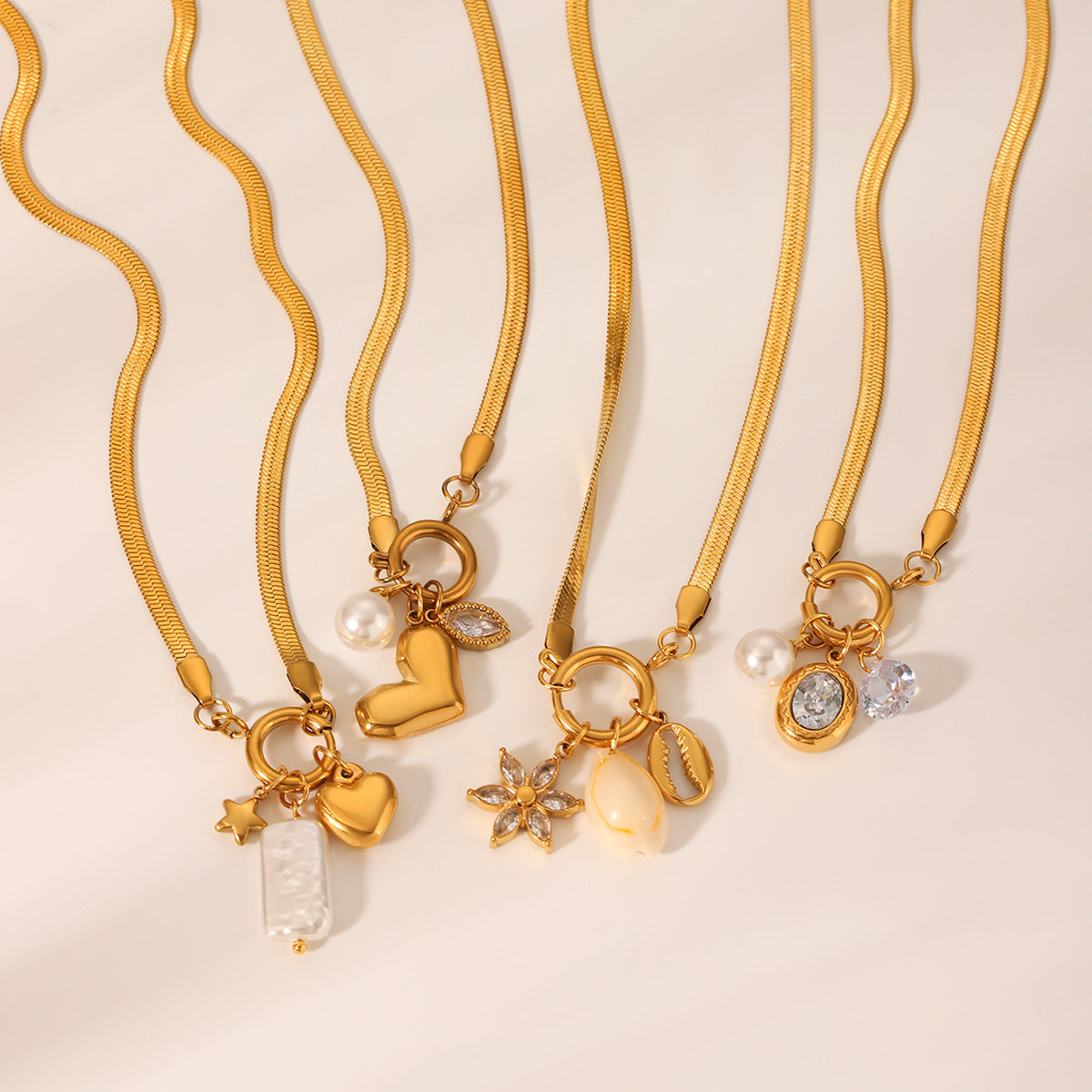 Collana a catena in acciaio inossidabile con ciondoli in acciaio al titanio e perle, forme geometriche (cuore, stella, goccia), finitura placcata, per donne