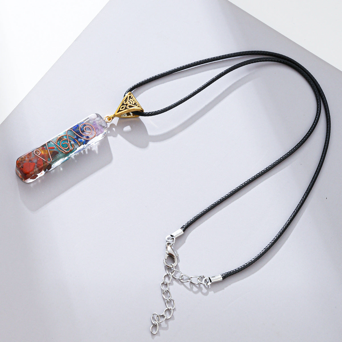 Collana a sospensione geometrica minimalista con catena in metallo galvanizzato e intarsi di pietre preziose miste da donna