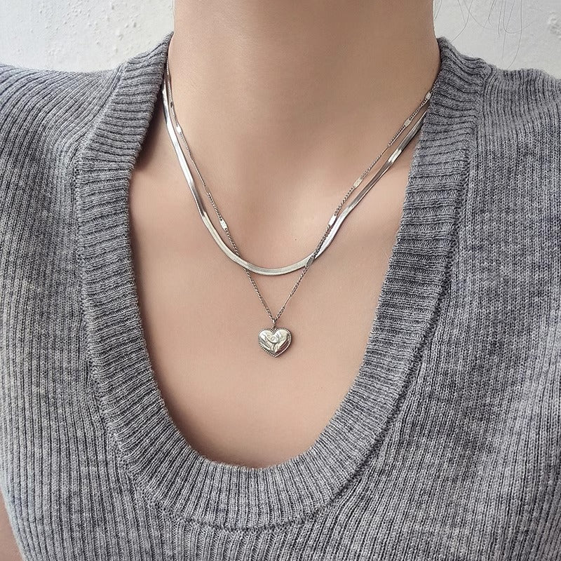 Collar Minimalista con Colgante de Acero de Titanio en Forma de Corazón con Acabado Chapado para Mujeres y Hombres