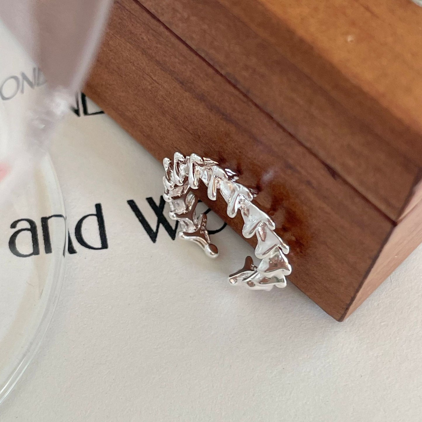 Anello Minimalista in Argento Sterling 925 Modello Drago Zigrinato per Donne