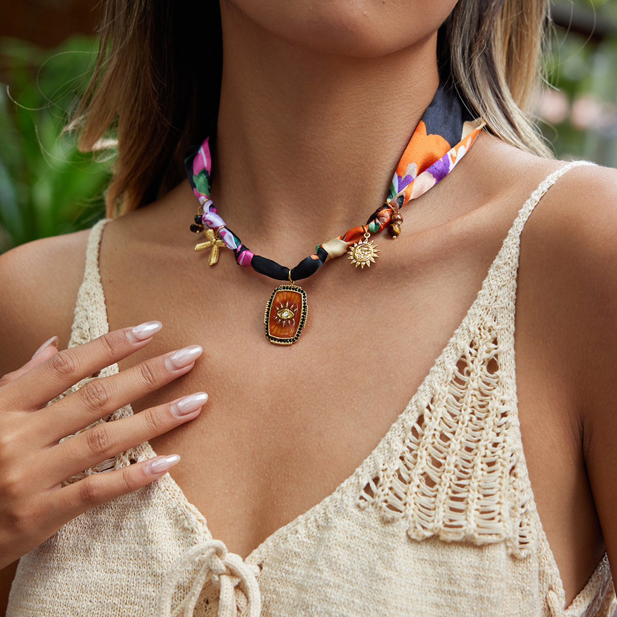 Collana con ciondolo geometrico in acciaio inossidabile da donna con ciondolo in acciaio al titanio e finitura placcata, accento stampa leopardata, abbigliamento da ufficio alla moda