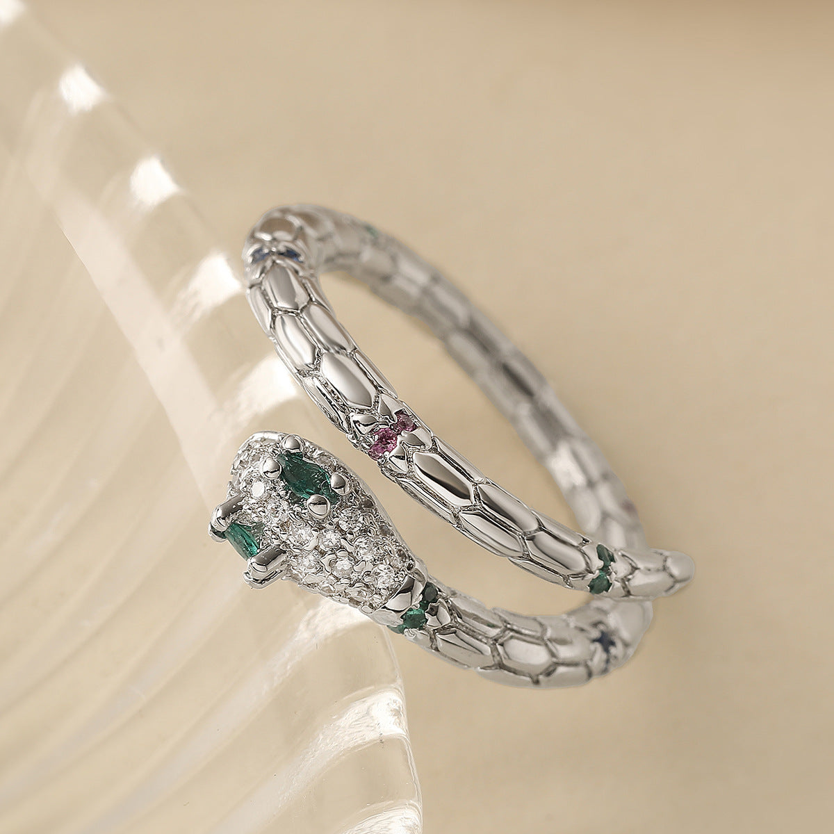 Anillo de cobre minimalista con forma de serpiente geométrica, chapado en oro de 18 quilates e incrustaciones de circonita para mujer