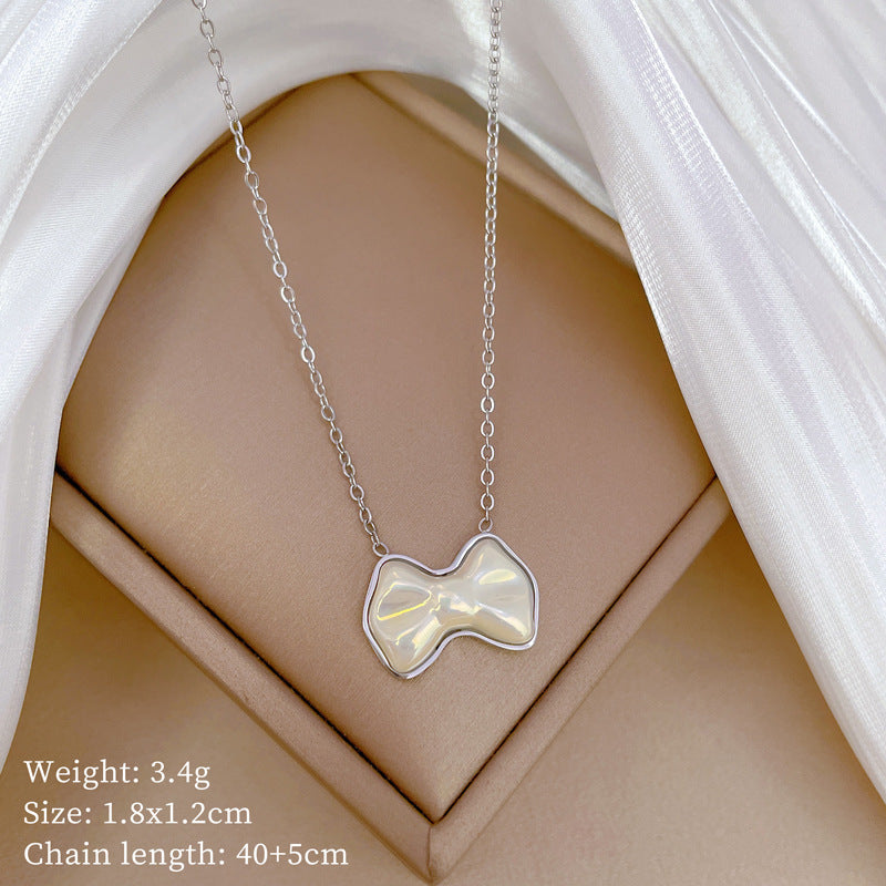 Collar minimalista con colgante de perlas con nudo de mariposa para mujer en acero de titanio con chapado en oro y delicada cadena de clavícula