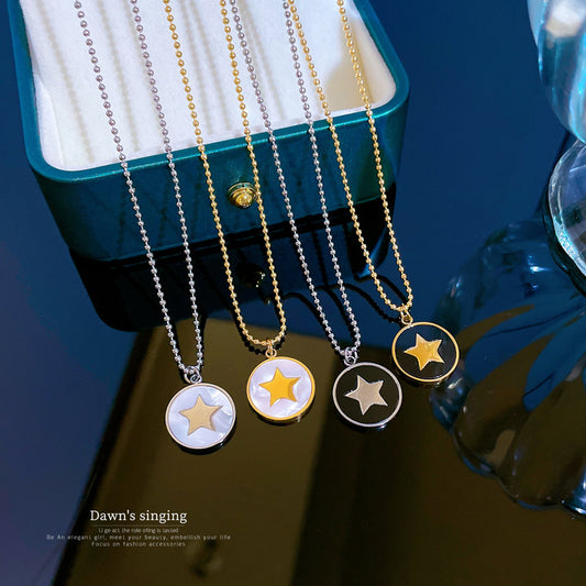 Collar de Colgante de Estrella Geométrica Minimalista para Mujer con Incrustaciones de Nácar y Cadena de Acero de Titanio Bañado en Oro