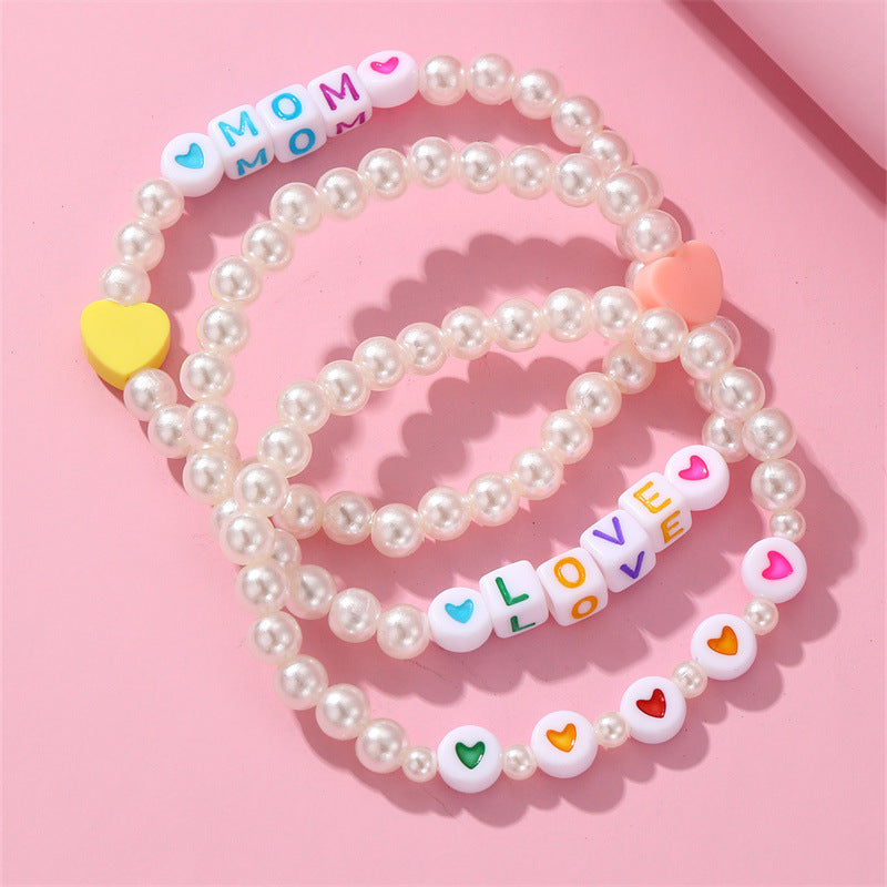 Braccialetto Bohemien per Bambini con Perline Quadrate Bianche, Ciondoli a Lettera Colorati e Accenti di Perle