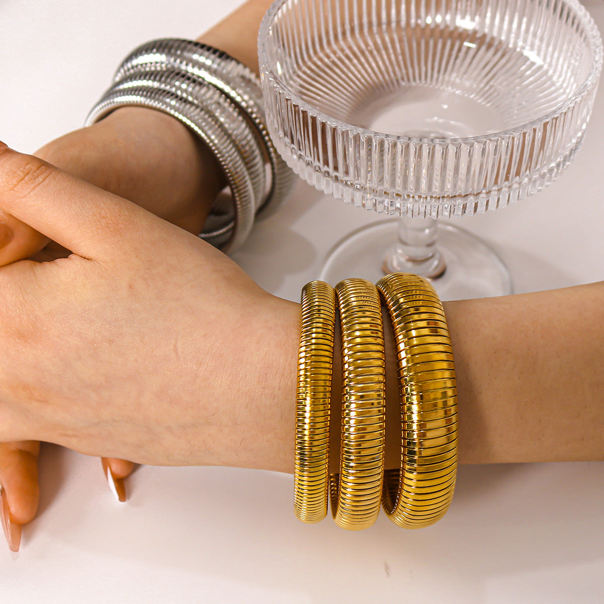Bracciale con Fascia Larga Elastica a Spina di Serpente in Stile Vintage da Donna, Realizzato in Acciaio Inossidabile con Placcatura in Oro 18K