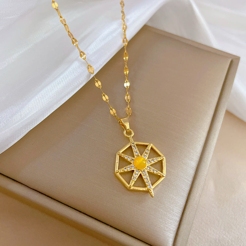 Collana con pendente a stella geometrico minimalista da donna in acciaio al titanio con strass micro-pavé su catena clavicolare