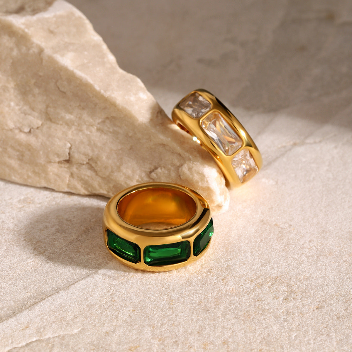 Anello a fascia larga minimalista in acciaio al titanio con tre intarsi in zirconia per unisex, finitura galvanizzata