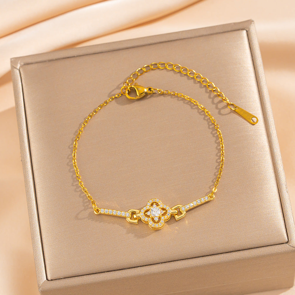 Bracciale di Lusso a Quadrifoglio da Donna in Rame Placcato Oro con Motivo Floreale e Dettaglio di Catena Delicata