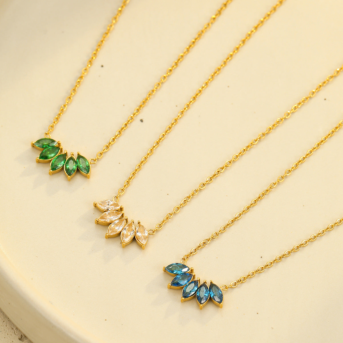 Collar con colgante de hoja floral minimalista de acero inoxidable con circonita microincrustada, delicada cadena de clavícula para mujer