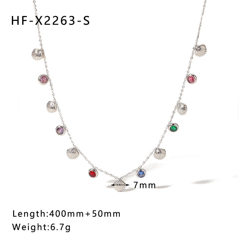 Collana con pendente minimalista Luna e Sole con accenti di perle e conchiglie, intarsio di zirconi su acciaio inossidabile, catena a serpente da donna