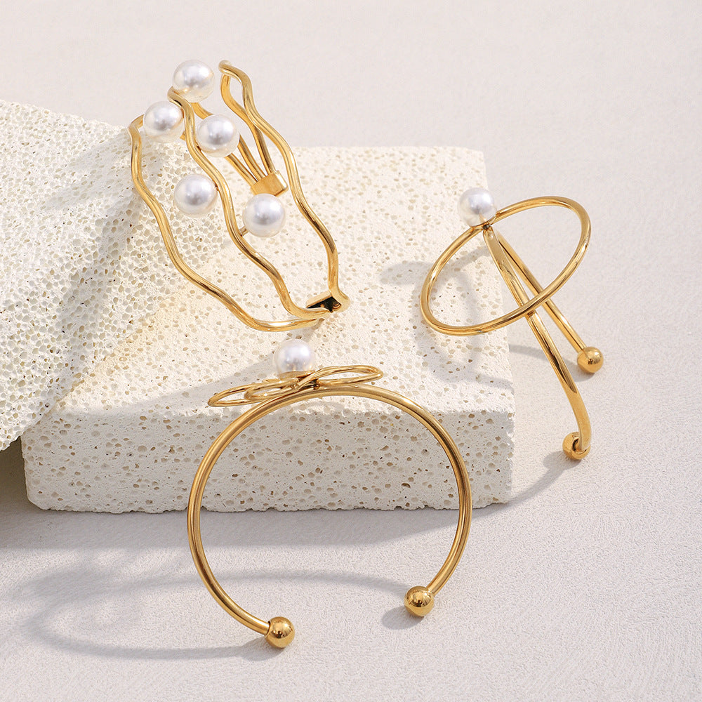 Bracciale minimalista a triplo strato in acciaio inossidabile con placcatura in oro 18 carati, design floreale impreziosito da perle e dettaglio a linea annodata per donna