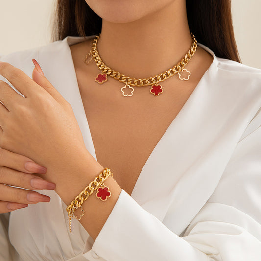 Collar con colgante de trébol minimalista con borlas para mujer, collar de metal de aleación con acabado chapado, diseño floral y geométrico
