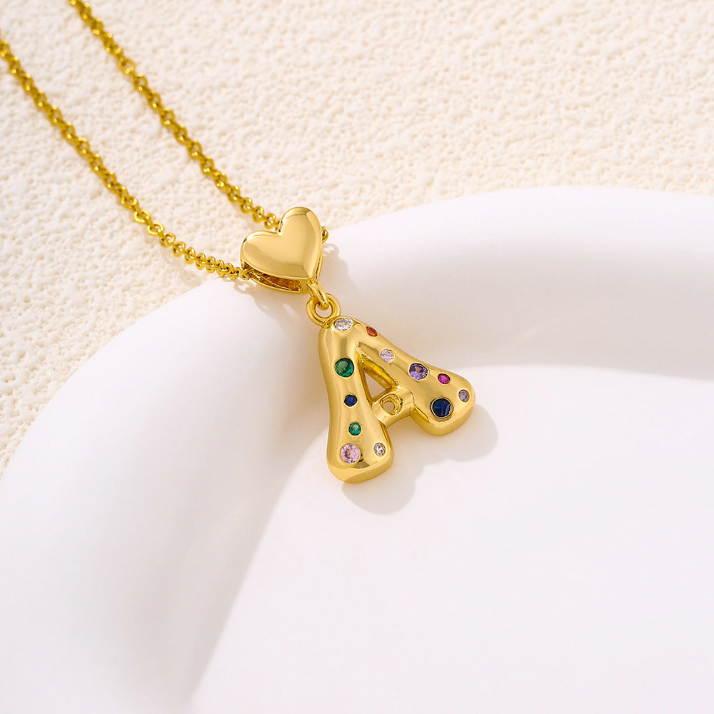 Elegante collana con ciondolo a lettera e cuore da donna in acciaio inossidabile con catena a maglie e dettagli a micro-pavé