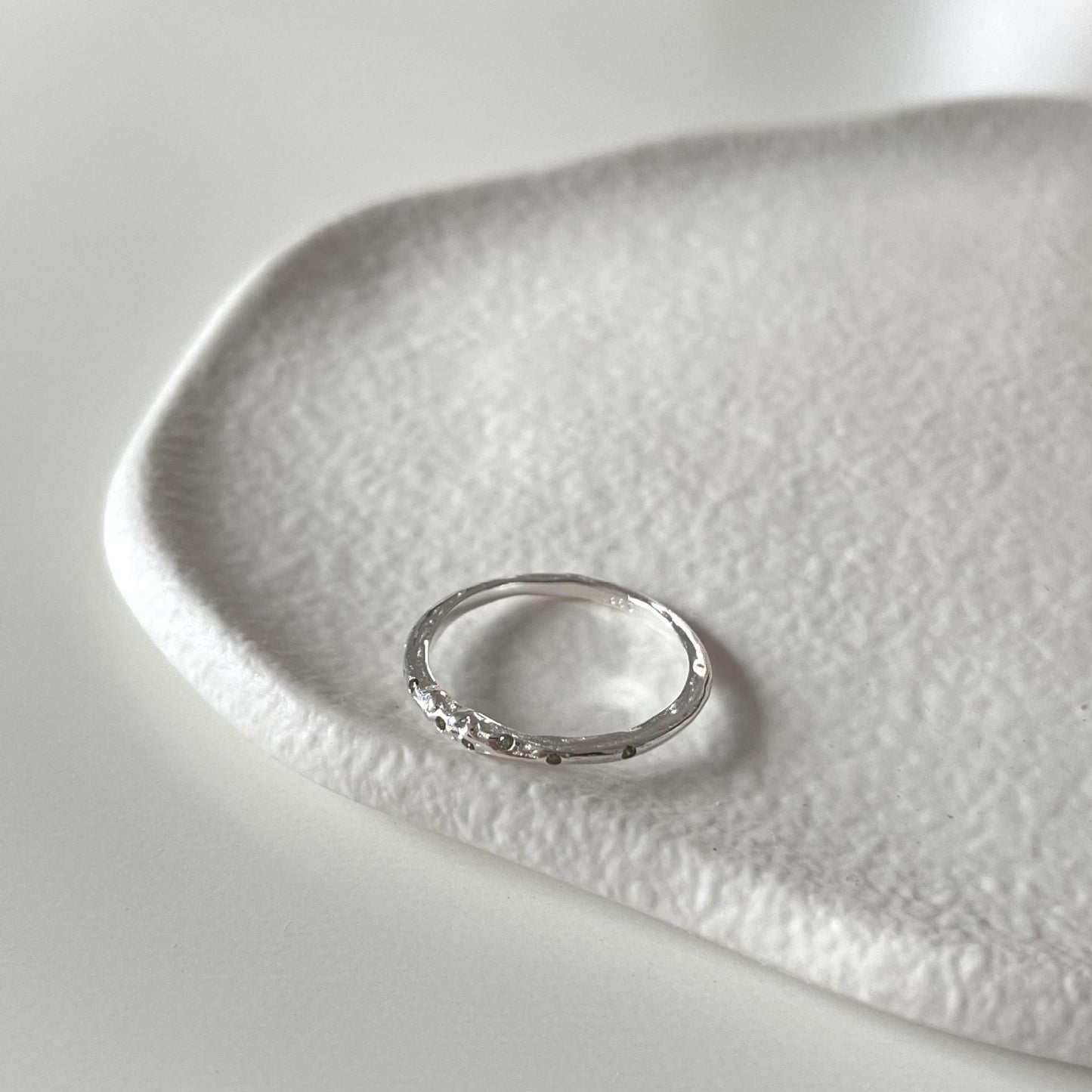 Anello da donna minimalista in argento sterling 925 con zirconi cubici geometrici intarsiati