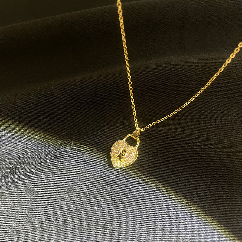 Original y creativo collar con colgante en forma de llave para mujer con incrustaciones de diamantes de imitación y baño de oro sobre acero de titanio