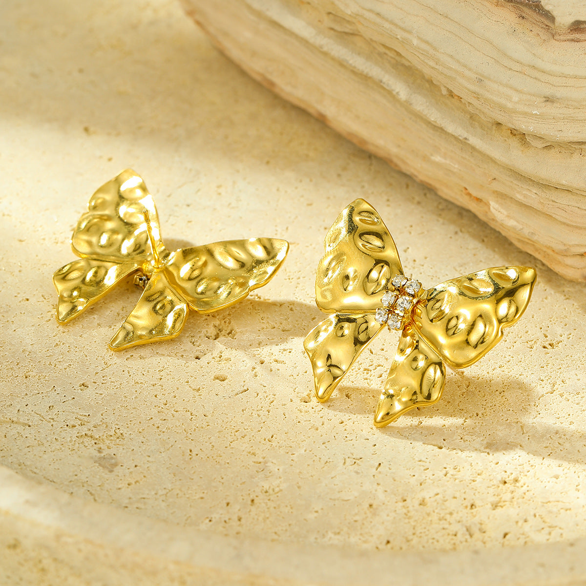 Pendientes de tuerca de acero de titanio en forma de lazo de moda minimalista con incrustaciones de diamantes de imitación para mujer