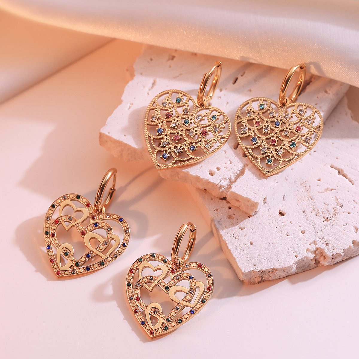 Orecchini a Cuore in Acciaio al Titanio Stile Vintage con Placcatura in Oro Autentico e Intarsio di Zirconi per Donna