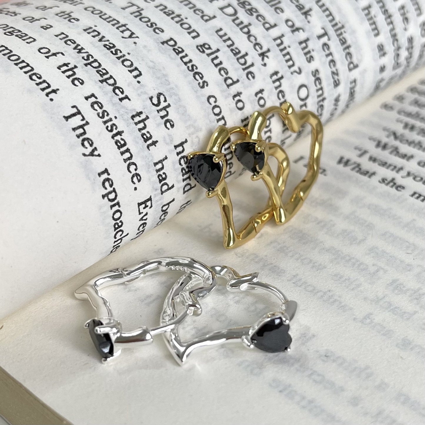 Pendientes minimalistas de plata de ley 925 con forma de corazón, incrustaciones de pedrería negra y detalles de perlas para mujer