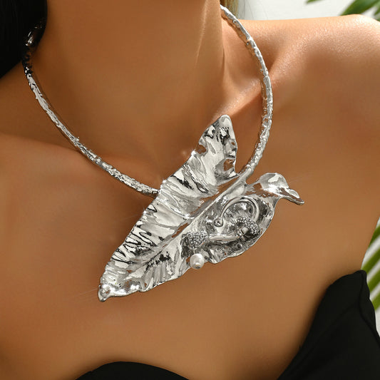 Collar de aleación de zinc con colgante de hoja de plátano estilo punk para mujer con acabado chapado, diseño floral geométrico