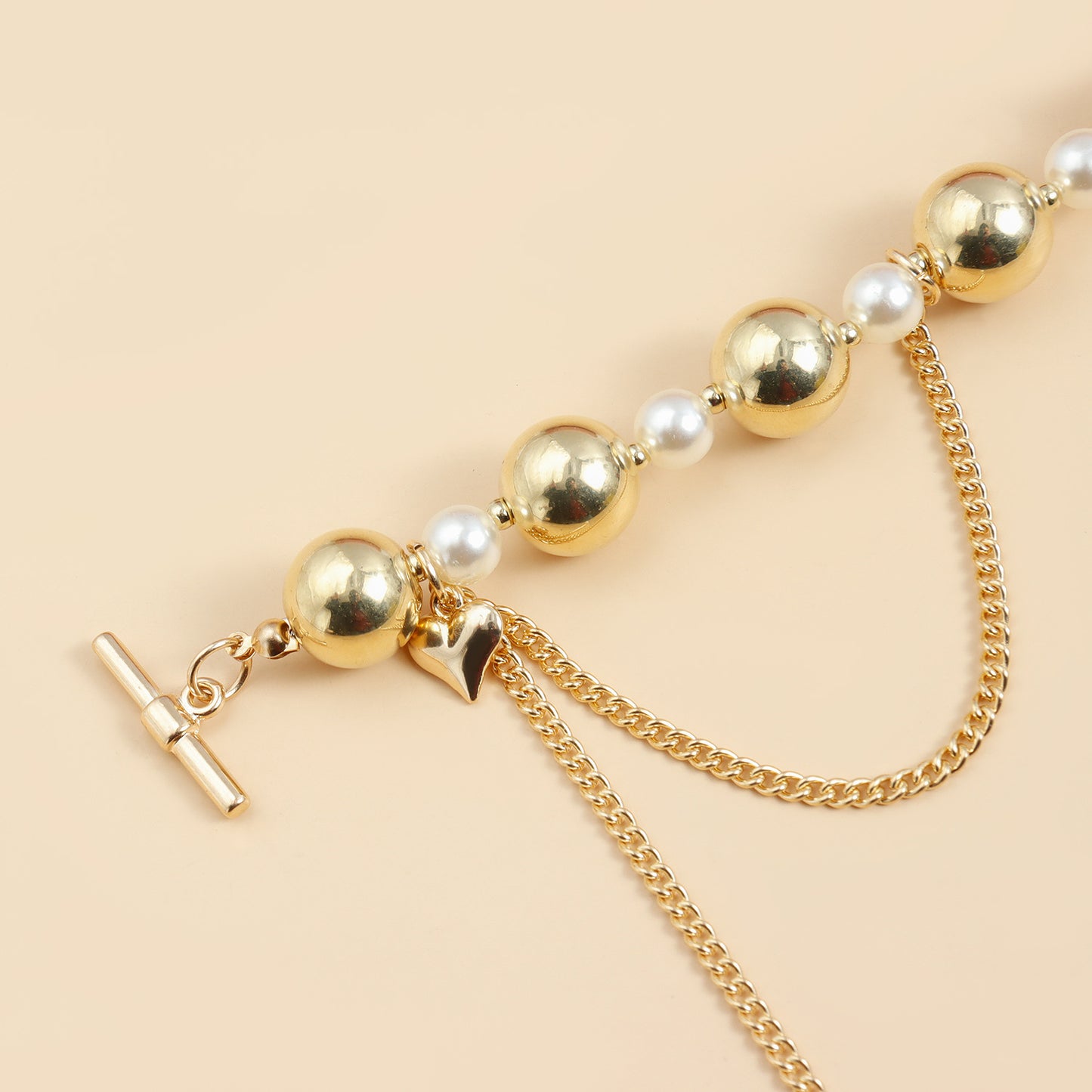 Retro Minimalist Heart-Shaped Resin Pendant Necklace with Gold-Plated Alloy Charm for Women