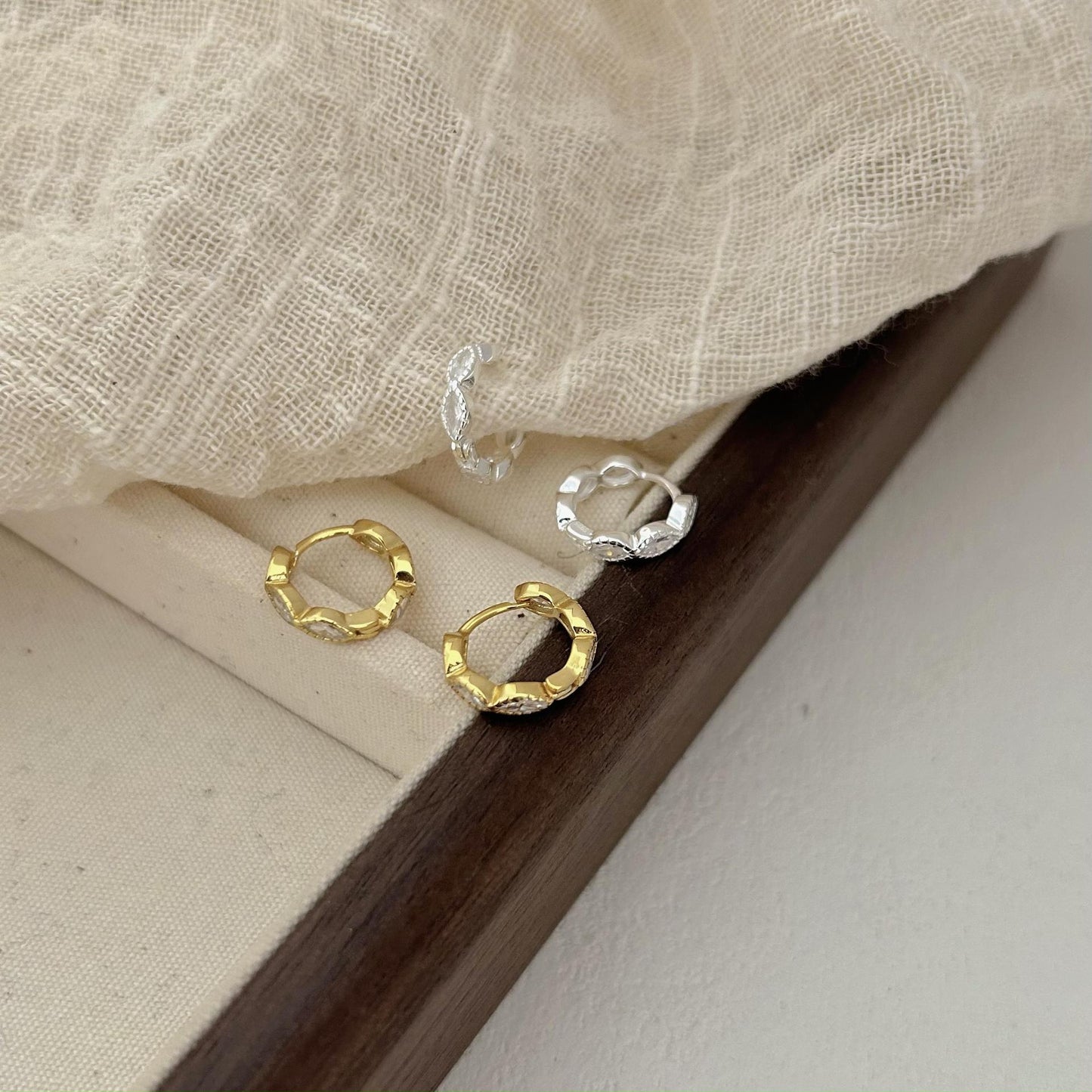 Dulces Aretes Chapados en Plata de Ley 925 con Circonita Cúbica en Forma de Gota, Estilo Minimalista