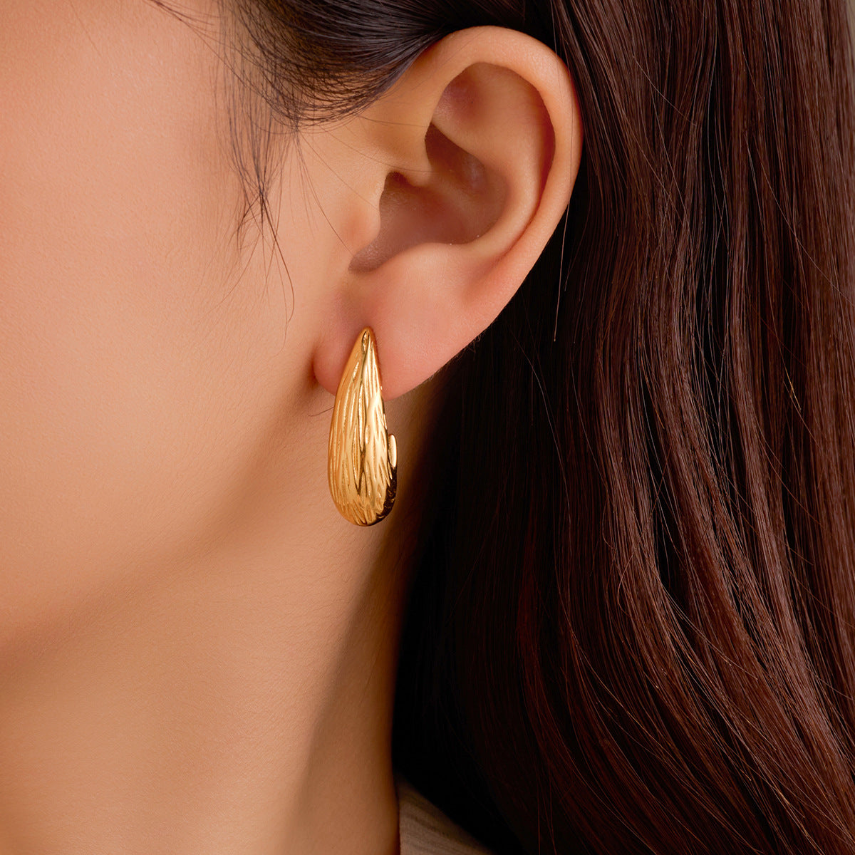 Pendientes de tachuela con textura en forma de C de acero inoxidable vintage con acabado chapado para mujer